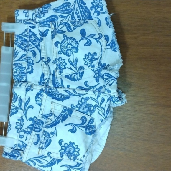 Forever 21 White &Blue Print Denim Shorts size 28 - Picture 5 of 5